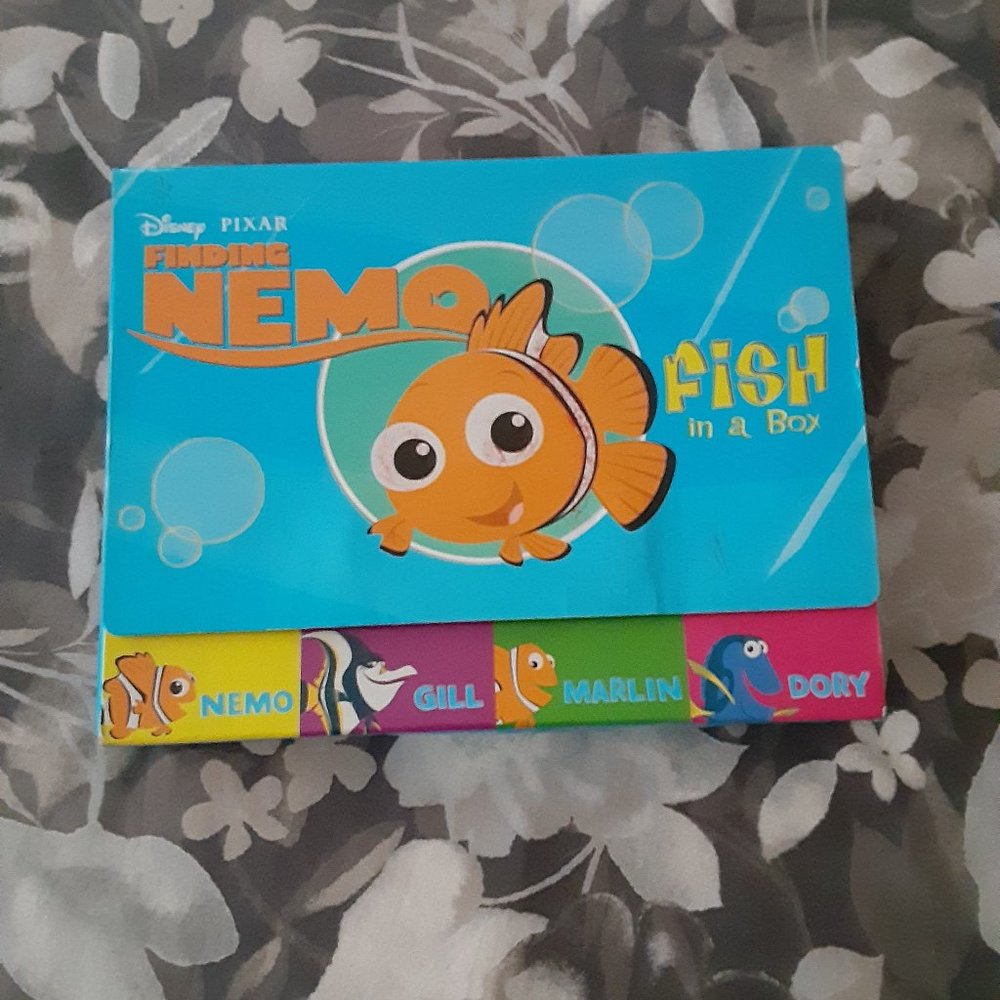 Disney's Pixar Finding Nemo - Fish in a Box - set (4) hardcover w/ carry case